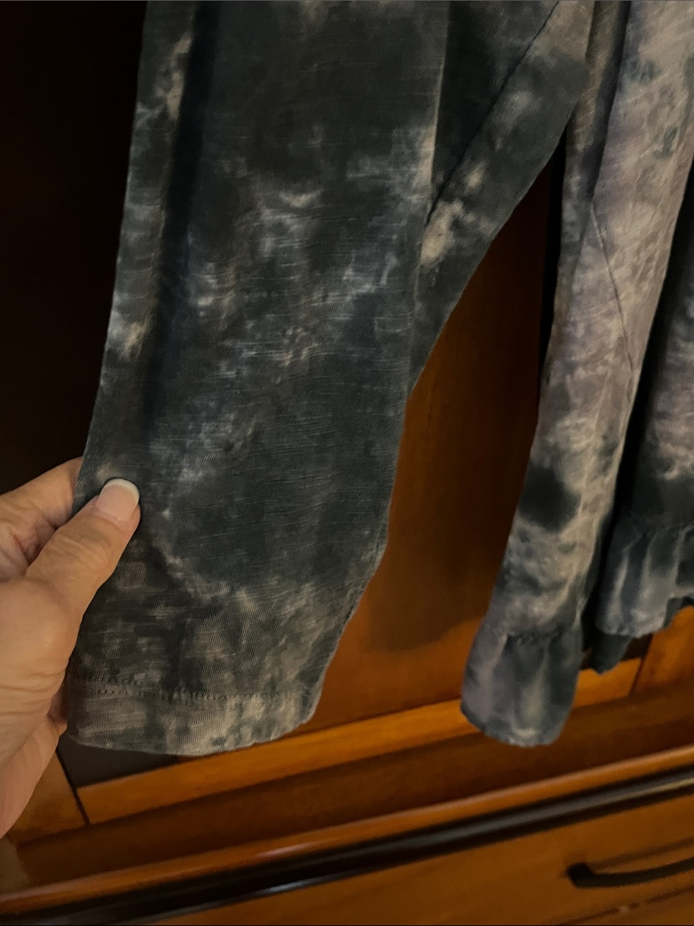 LOGO by Lori Goldstein Black and Gray Tie-Dye Ruffle-Hem Long Sleeve Tee - Picture 4 of 9